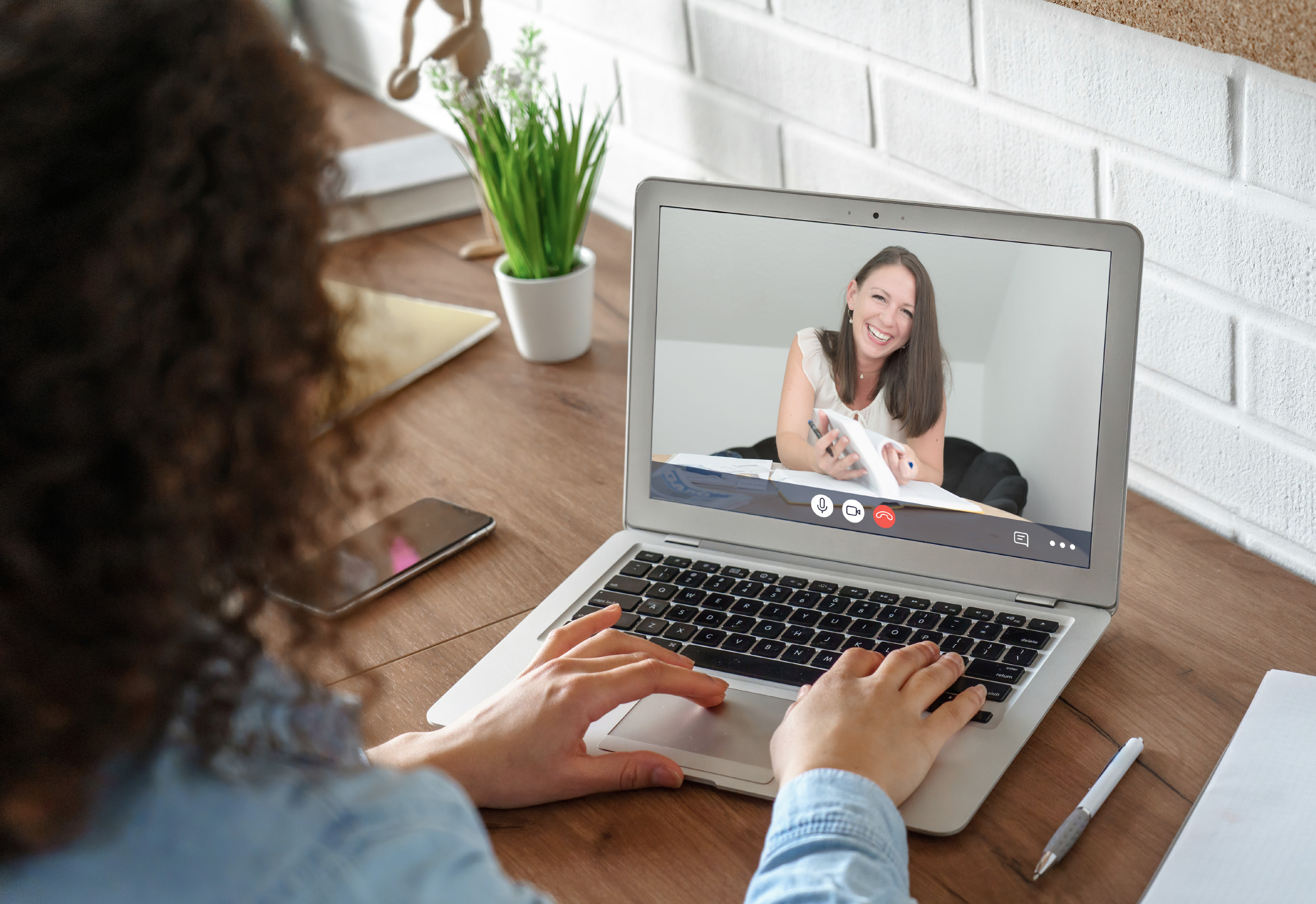 Französischunterricht per Videocall am Laptop